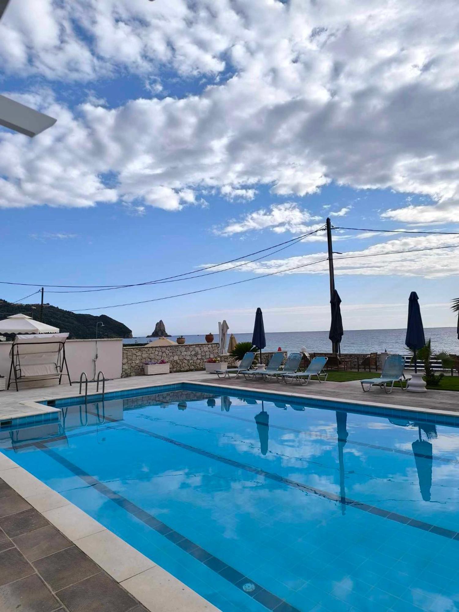 Fanis Seafront Apartments Agios Gordios  Bagian luar foto