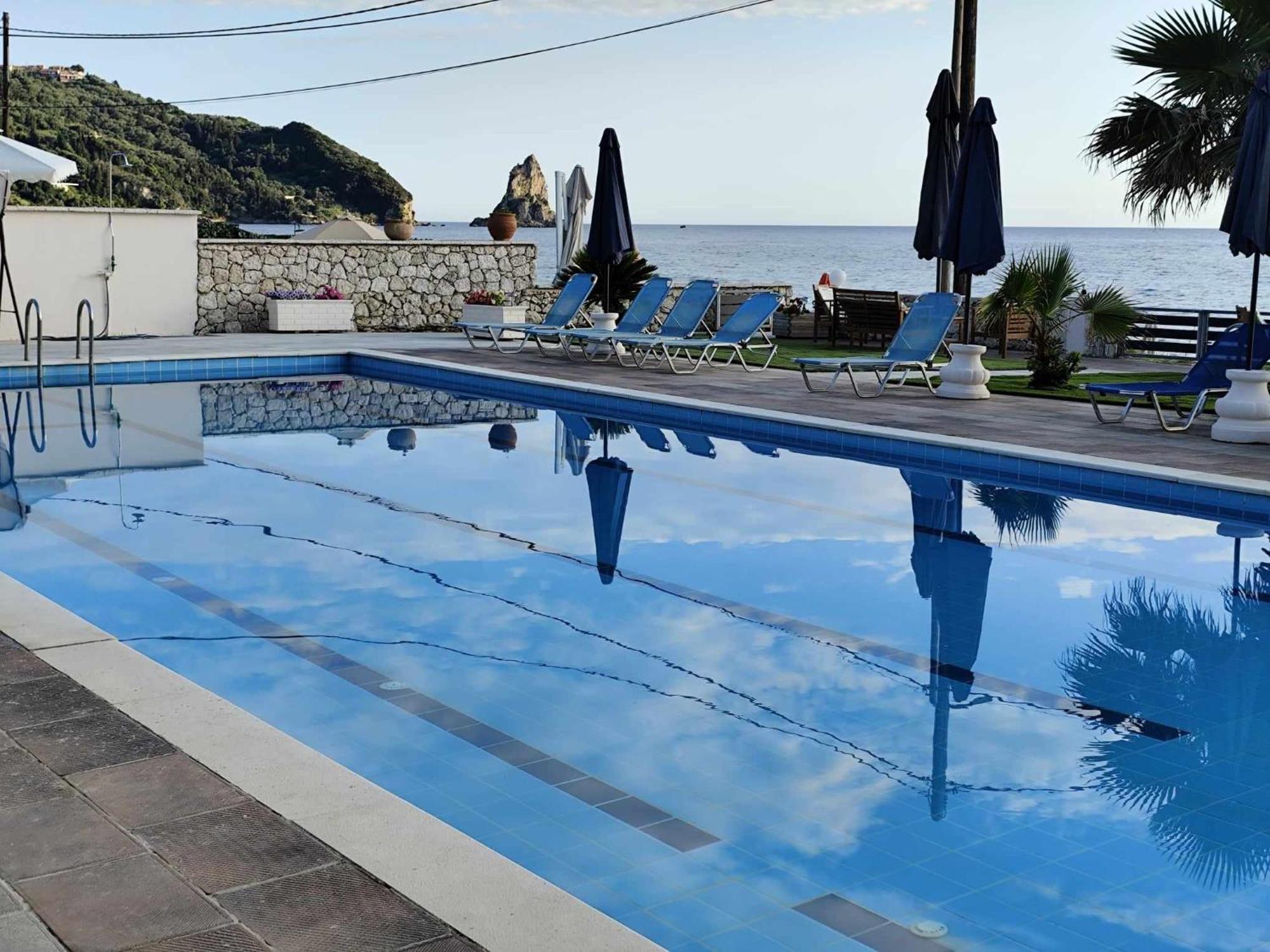 Fanis Seafront Apartments Agios Gordios  Bagian luar foto